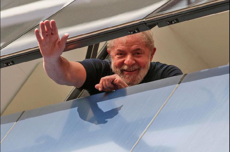 Lula Se Entreg A La Polic A Para Purgar Una Pena De A Os De C Rcel