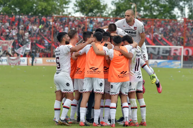 Douglas A Todo O Nada Recibe A Ciudad De Bol Var Por El Pase A La