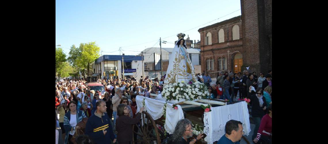  La imagen de la Virgen llega al atrio de la Iglesia principal entre los cnticos y saludos de los feligreses (LA OPINION)