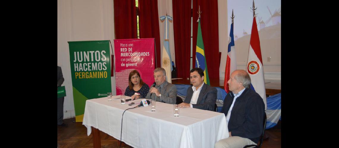  Delgado Pacini Tezón y Fernndez expresaron palabras de bienvenida durante el acto oficial de apertura (LA OPINION)