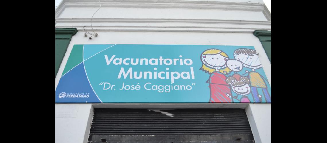  En el vacunatorio municipal se brinda información sobre la campaña (LA OPINION)