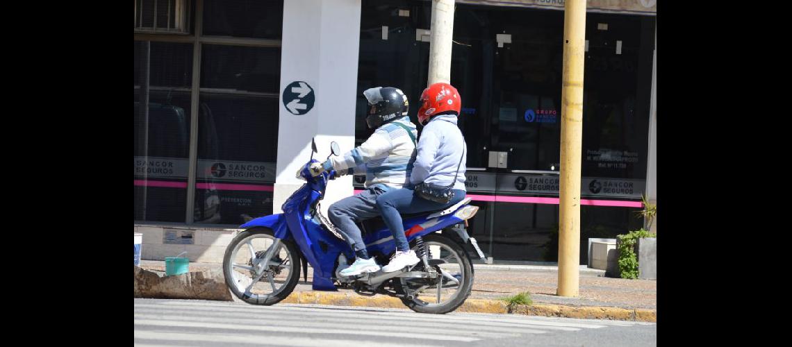  No es muy frecuente ver una moto con dos ocupantes y que lleven el casco colocado (LA OPINION)