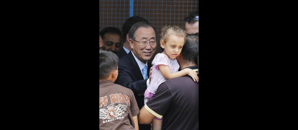  Ban visitó una de las escuelas de la ONU que fue bombardeada (NA)