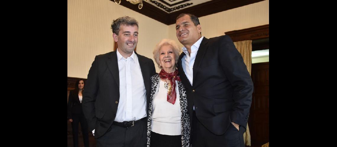  Estela de Carlotto flanqueada por su nieto y el presidente de Ecuador (NA)