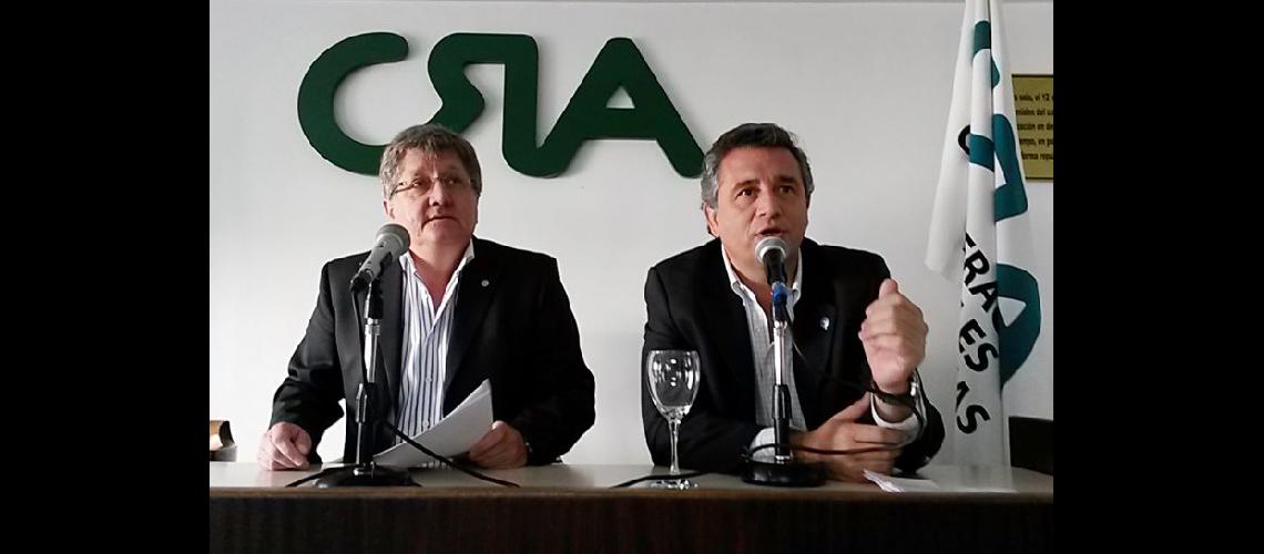  El titular de CRA Rubén Ferrero y el presidente de la SRA Luis Etchevehere durante la conferencia (NA)