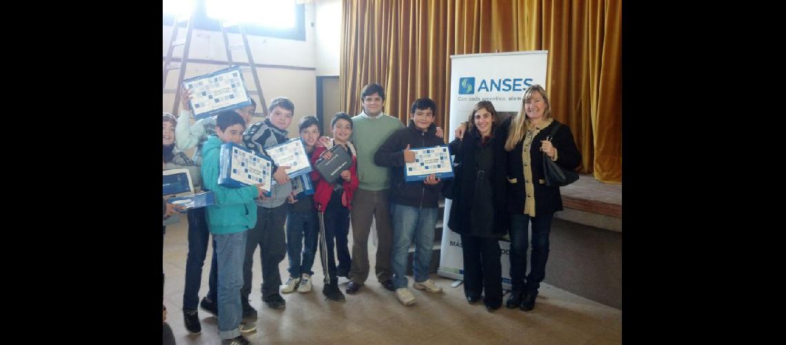  Autoridades de la Anses docentes y alumnos felices por haber recibido su computadora personal (ANSES)