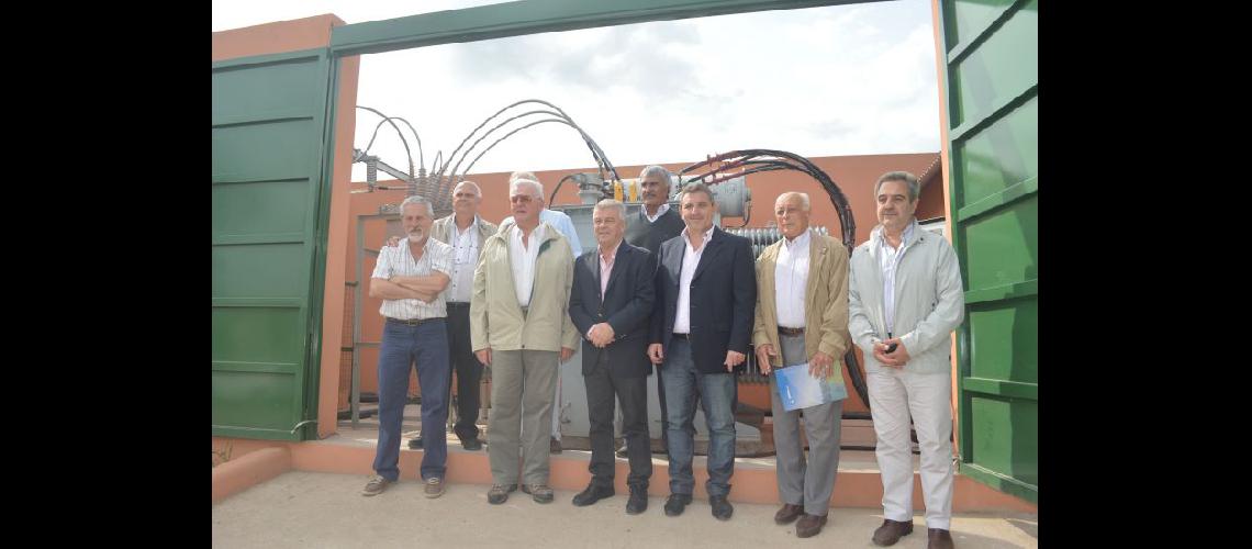  Los funcionarios del Municipio y autoridades de la Celp durante el acto de inauguración de la subestación (LA OPINION)