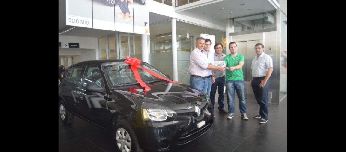  Pablo Sorasio entrega las llaves del Renault Clio a Jairo Ford (LA OPINION)