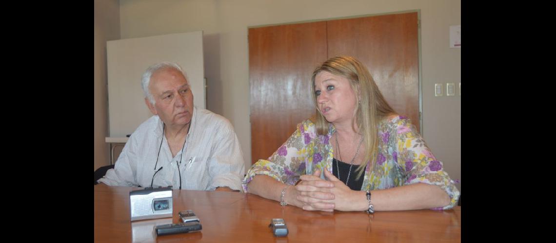  Carlos Senigagliese (Unnoba) y Alejandra Ricca en dilogo con los medios locales  (LA OPINION)