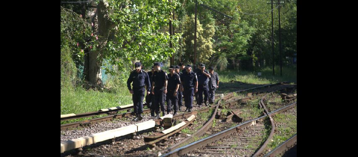 Decenas de policías realizaron ayer un rastrillaje en las vías del ferrocarril Mitre en Vicente López (NA)
