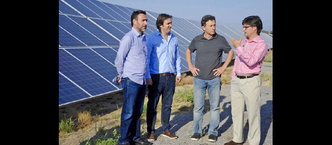  Macri junto a colaboradores del PRO visitó la planta de energía solar fotovoltaica Cañada Honda (NA)