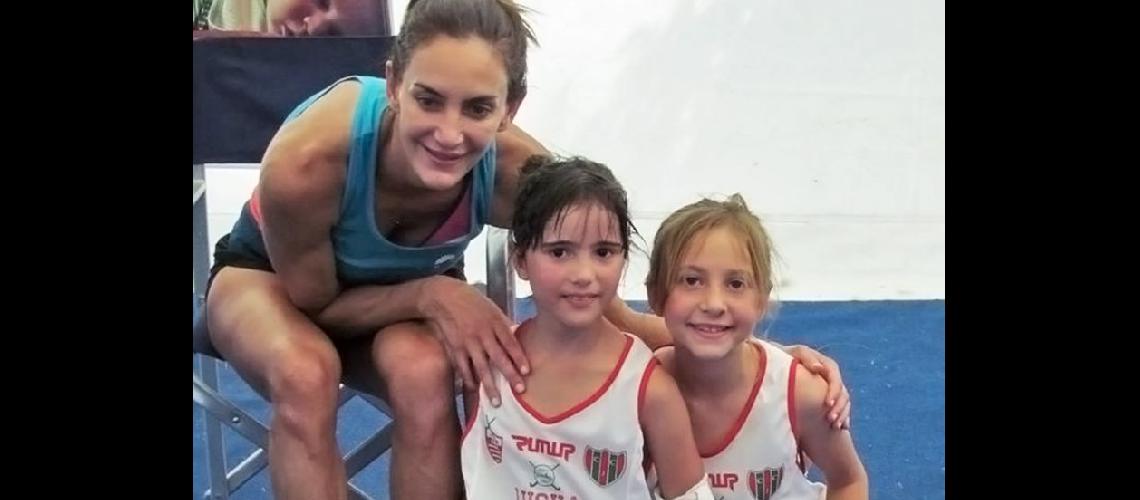  Luciana Aymar junto a las jugadoras María Paz Martínez y Pilar Echecopar (CLUB DE VIAJANTES)
