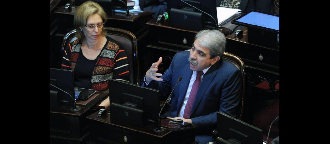  Los senadores del FpV Beatriz Rojkes de Alperovich y Aníbal Fernndez (TELAMCOMAR)