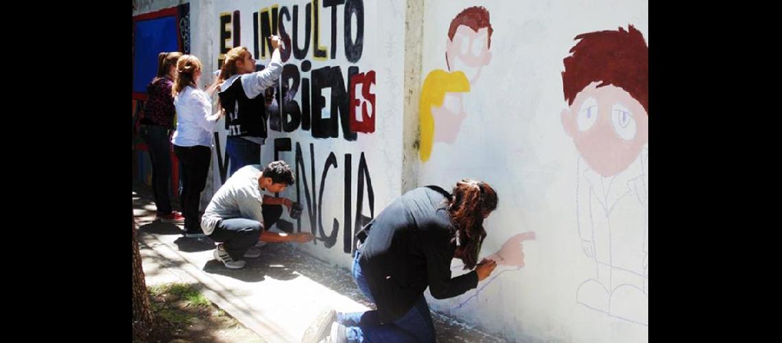  Los alumnos del establecimiento educativo pintaron un mural con la frase El insulto también es violencia (MUNICIPALIDAD DE PERGAMINO) 