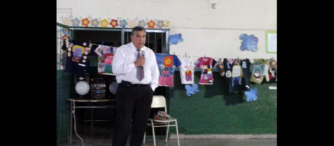  Carlos Laguía pap de Santiago estuvo en el acto y compartió la actividad con los alumnos de la Escuela Nº 5 (LA OPINION)