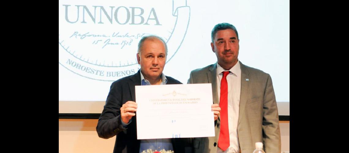  Alejandro Sabella junto al rector de la Unnoba Guillermo Tamarit (UNNOBA) 