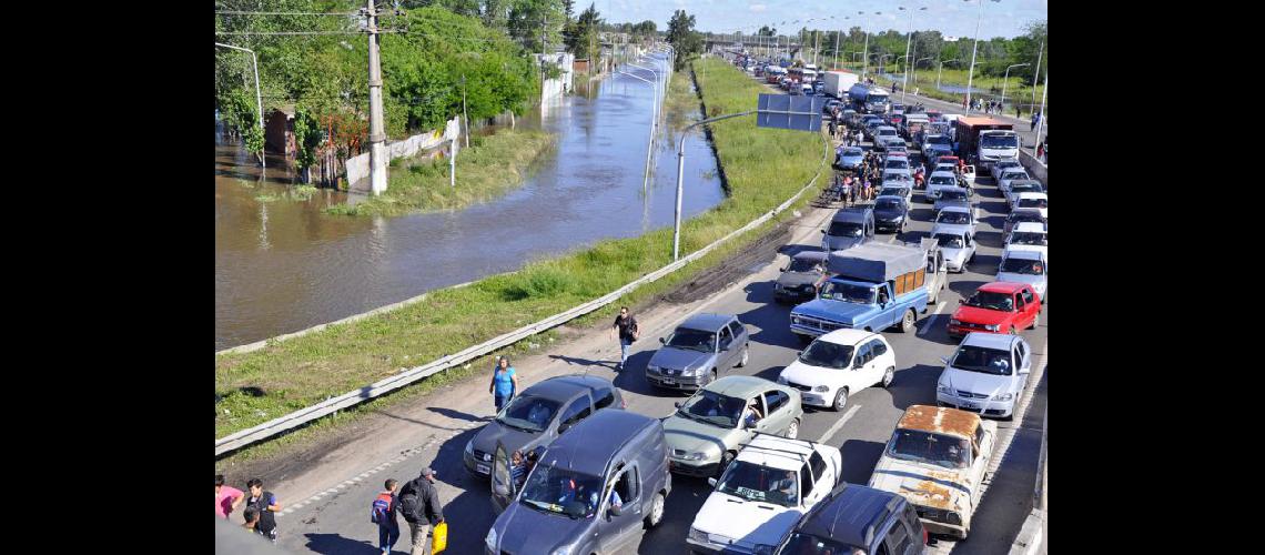  Vecinos marcharon por la ruta 3 a la altura de Gonzlez Catn protestando por las inundaciones (NA) 