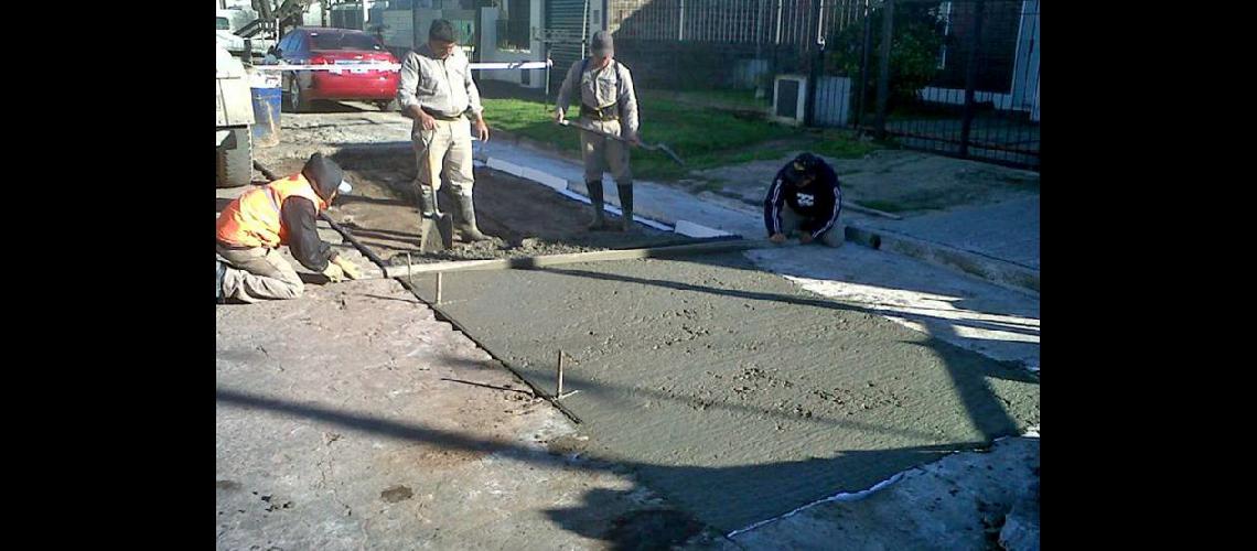  En la mañana de ayer se estuvo trabajando en la reparación de calles y también en la reconstrucción de cordones cuneta en mal estado (LA OPINION)