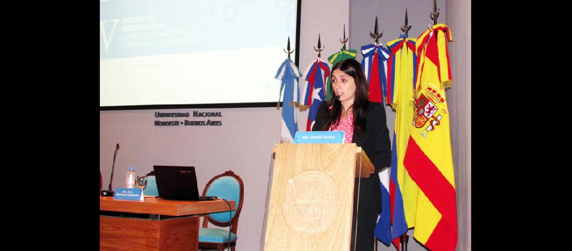  La vicerrectora de la Unnoba Danya Tavela al hacer la apertura del Encuentro ayer en la sede Pergamino (LA OPINION)