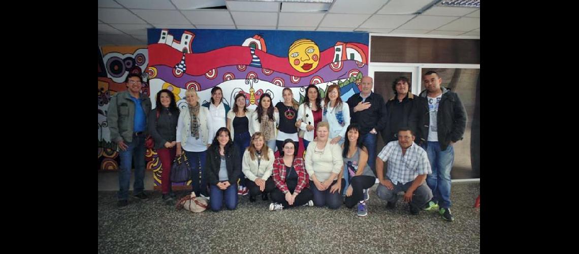  Referentes del Hogar junto a los artistas que realizaron el mural (MUNICIPALIDAD DE PERGAMINO)