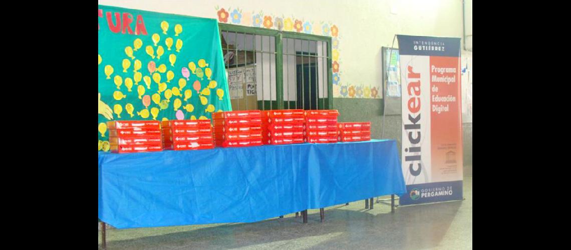  Sern alrededor de 300 las netbooks que se entregarn el miércoles para alumnos de distintas escuelas (LA OPINION) 