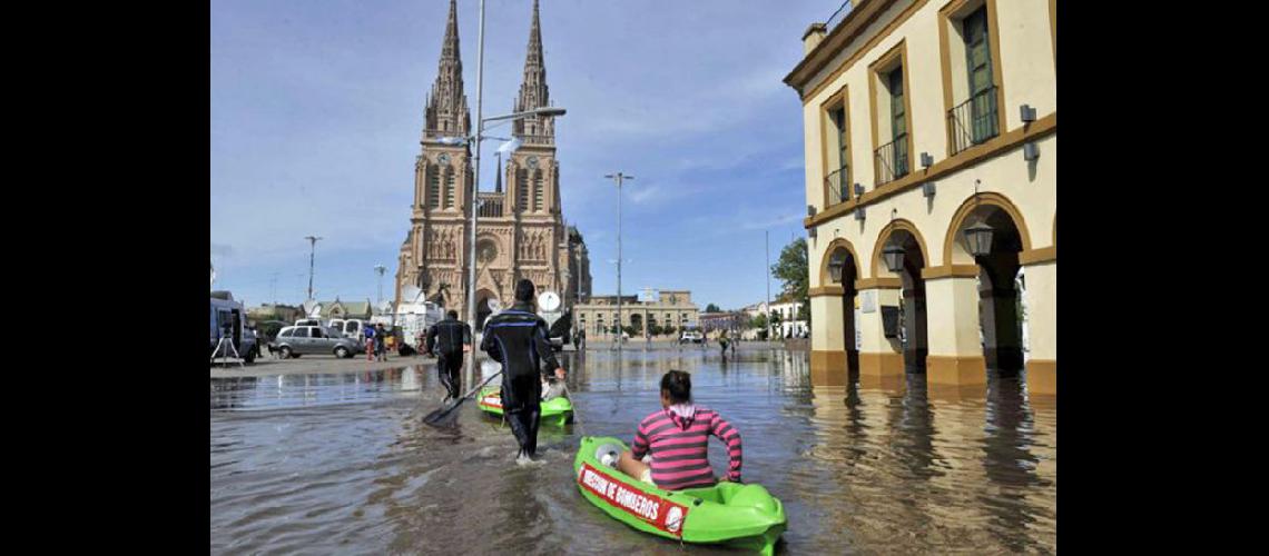  Ms de 6000 personas fueron evacuadas en Lujn luego de la crecida del río en los últimos días (INTERNET)