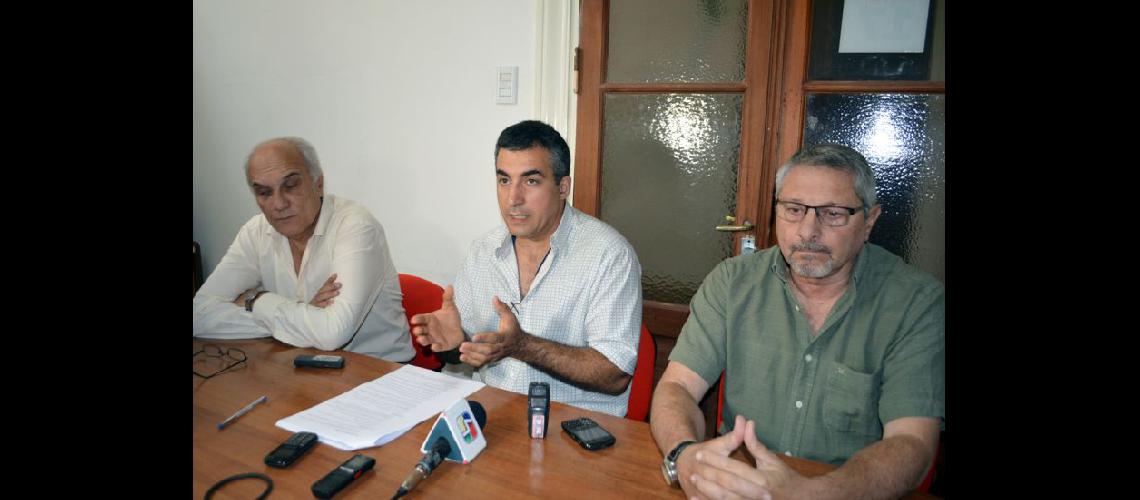  Gabriel Cairat Diego Brigati y Héctor Cattaneo presentaron ayer el pedido de informes (LA OPINION) 