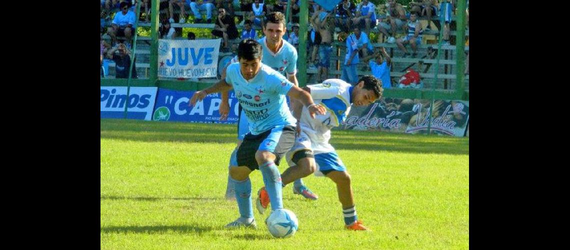  Juan Ignacio Martínez lucha con un rival por la tenencia del balón Juventud sigue en la zona de clasificación (PRENSA DE JUVENTUD)