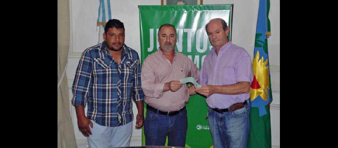  Marconato hace entrega del cheque a autoridades del Club José Hernndez (LA OPINION) 