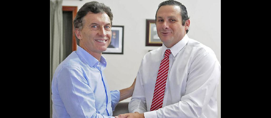  Mauricio Macri y el intendente de Dolores Camilo Etchevarren (NA)