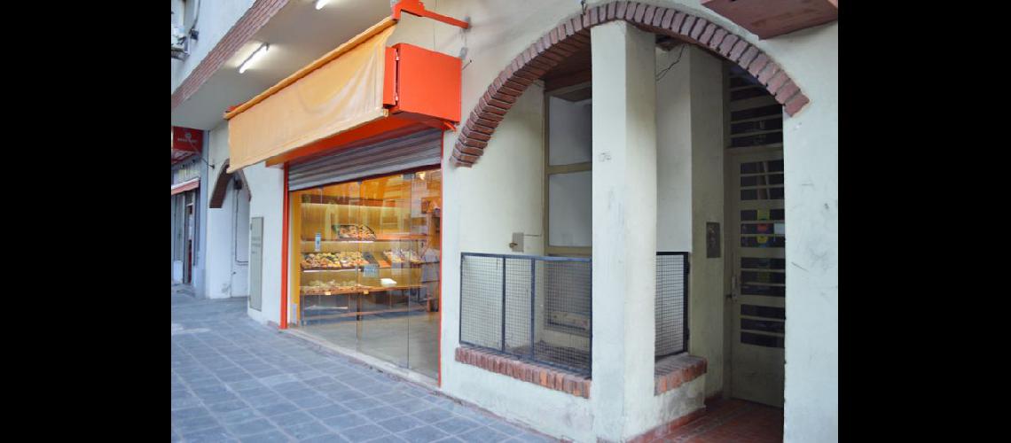  De la panadería ubicada en Merced 175 se llevaron cuatrocientos pesos en efectivo (LA OPINION)