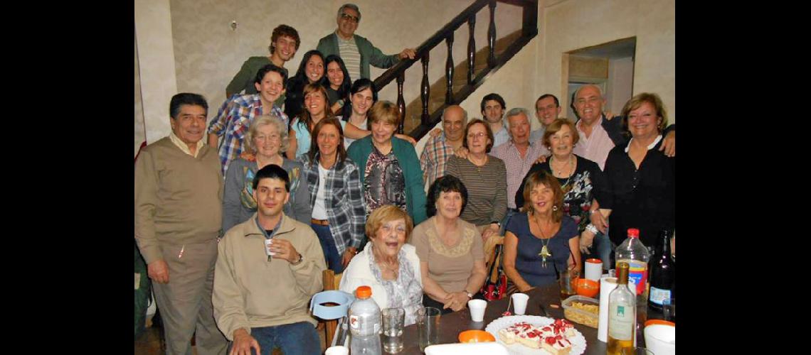  Parte del grupo de alumnos y responsables de la Casa de Pergamino en La Plata (CASA DE PERGAMINO EN LA PLATA)