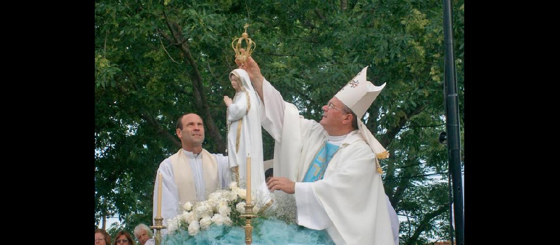  El 13 de noviembre de 2011 el obispo Héctor Cardelli presidió la ceremonia de coronación de la Virgen de Ftima (PARROQUIA NUESTRA SEÑORA DE FATIMA)