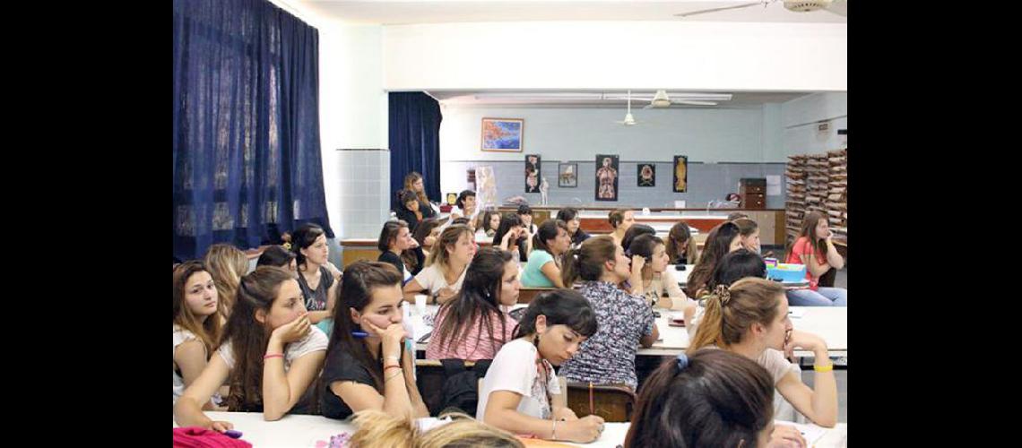  Las alumnas de los profesorados de Educación Inicial y Primaria siguieron la charla con atención (MUNICIPALIDAD DE PERGAMINO)
