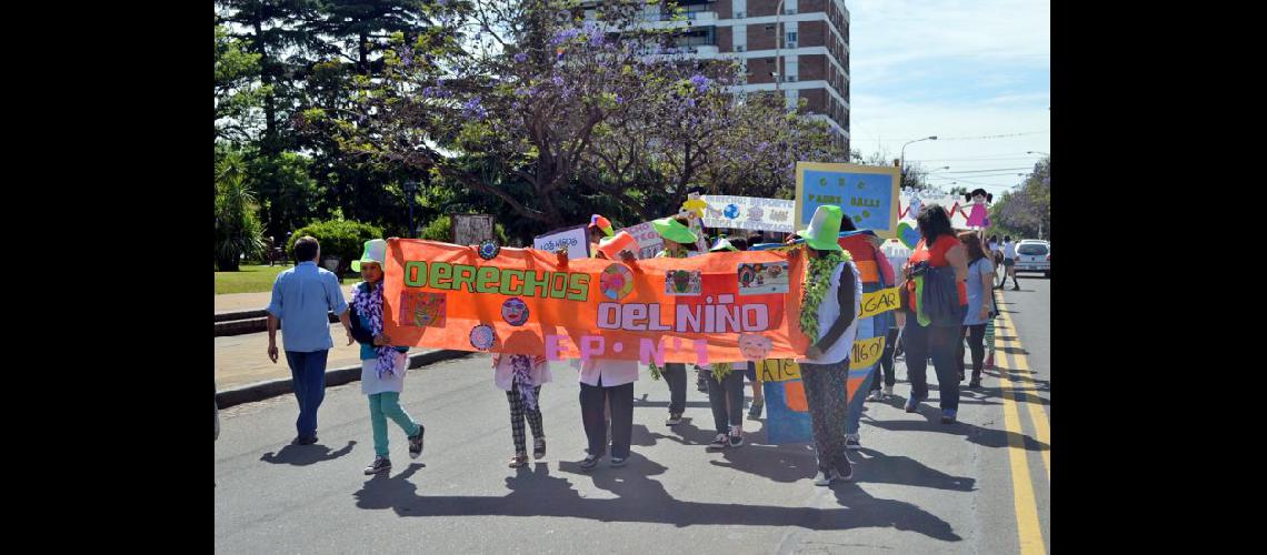  Niños y docentes de los CDC y estudiantes del Instituto Comercial Rancagua participaron de la caminata que se realizó por Avenida de Mayo (LA OPINION) 