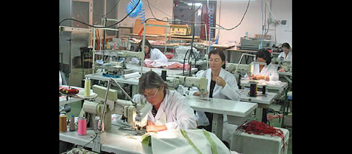  Reconocieron desde el gremio que aumentó la producción en los talleres de costura de la región (LA OPINION)  