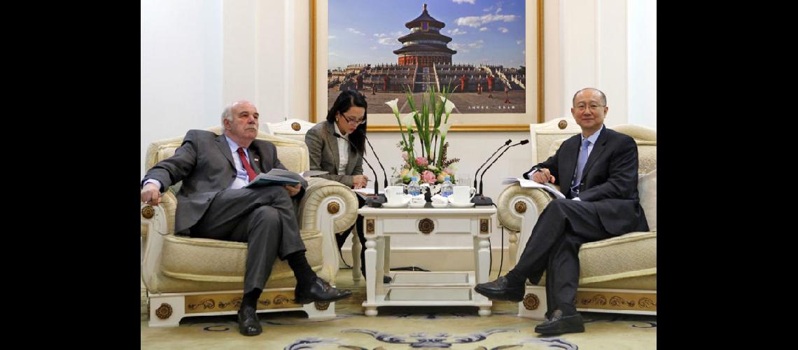  El ministro Carlos Casamiquela y el funcionario chino Zhi Shuping (NA) 