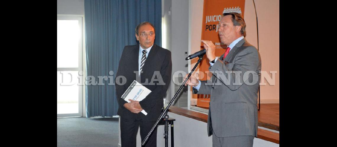  El fiscal general Mario Daniel Gómez y el ministro de Justicia bonaerense Ricardo Casal en la apertura de la jornada (LA OPINION)
