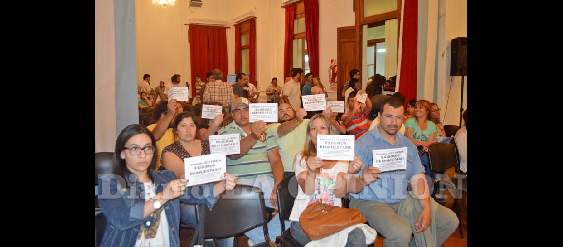  Los adjudicatarios del barrio de Luz y Fuerza fueron a la sesión y recibieron el apoyo de los concejales (LA OPINION)