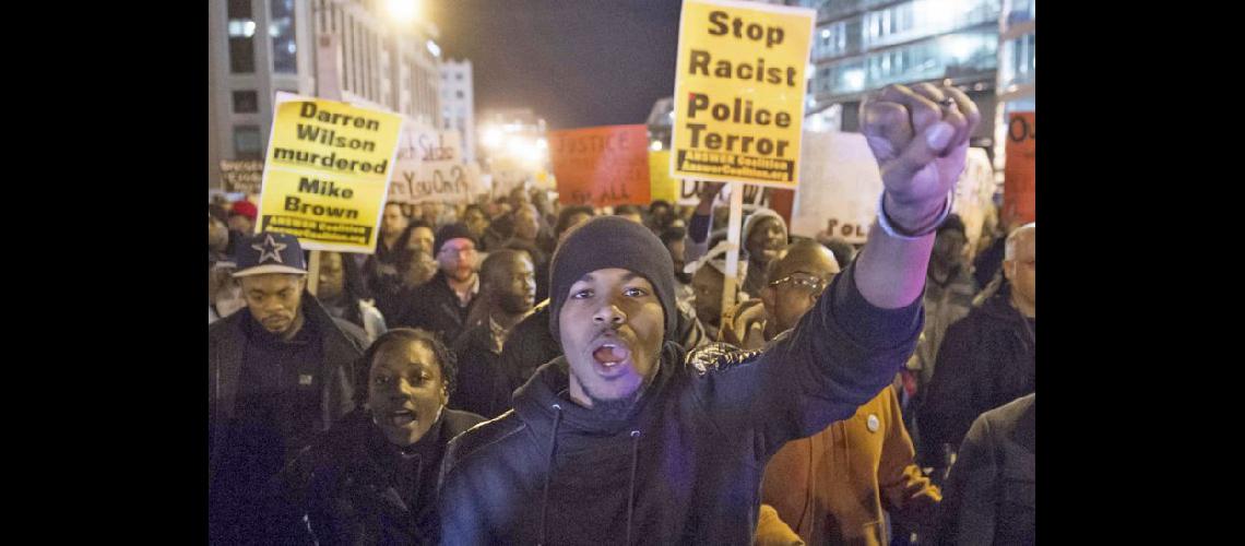  Cientos de personas marcharon por las calles de Washington después del polémico fallo en Ferguson (NA) 
