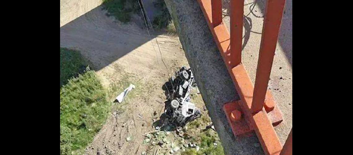  La cabina del camión rompió la baranda del puente y cayó al vacío desde una altura de 40 metros (NA)