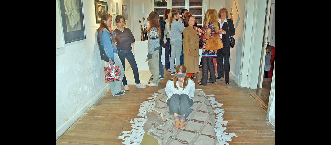  El colectivo Nadie Olvida Nada - Artistas con memoria se inició en marzo de 2011 en la Galería Lola Mora (LA OPINION)