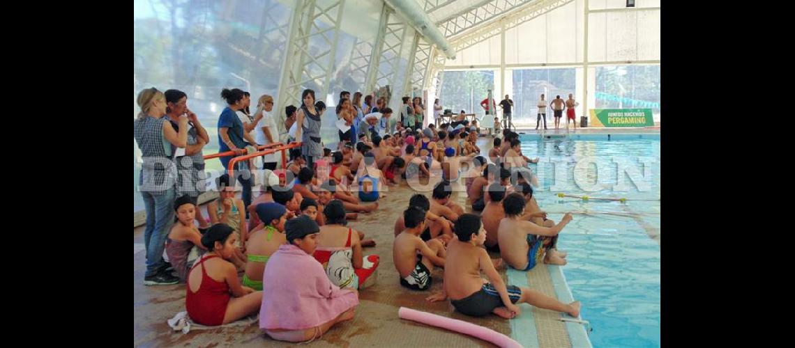  Las actividades en el natatorio climatizado cerraron ayer con la presencia de los chicos de los CDC y escuelas del Distrito (LA OPINION)