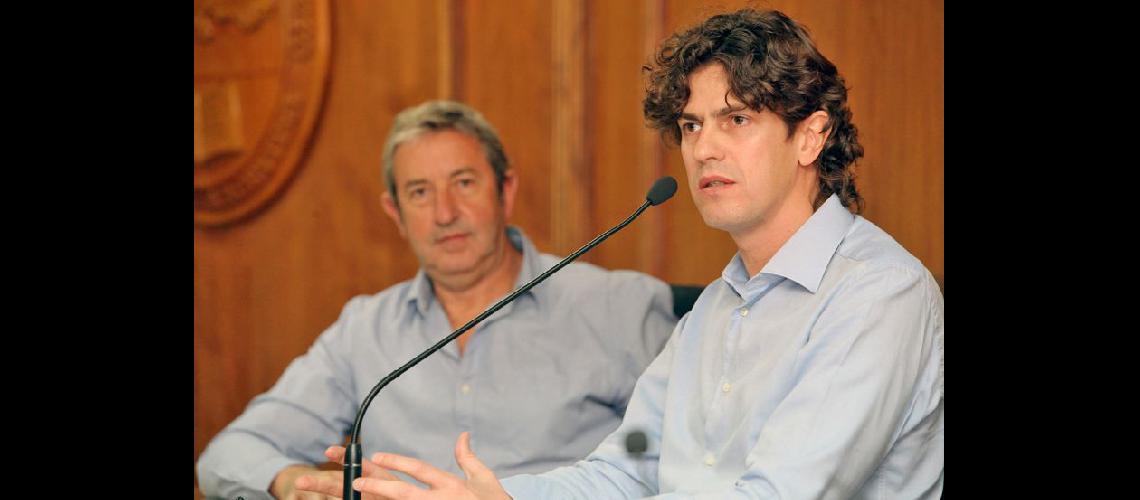  Julio Cobos y Martín Lousteau disertaron en la Facultad de Derecho de la Universidad Nacional de Cuyo (NA)