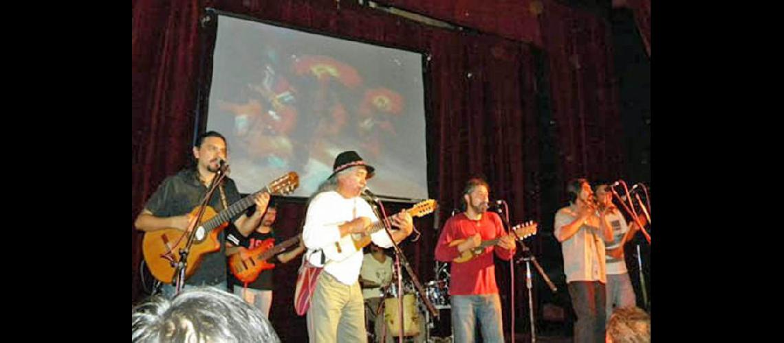  Pacha Runa trae el mensaje musical de los pueblos indígenas (PACHA RUNA)