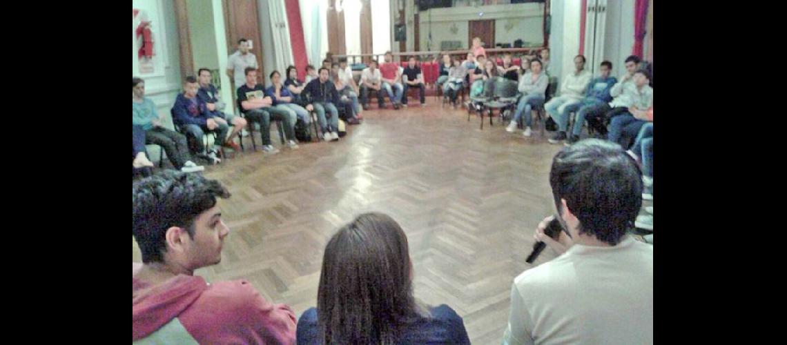  Alrededor de 70 jóvenes de agrupaciones políticas religiosas educativas y sociales participaron de la reunión (DIRECCION DE JUVENTUD)