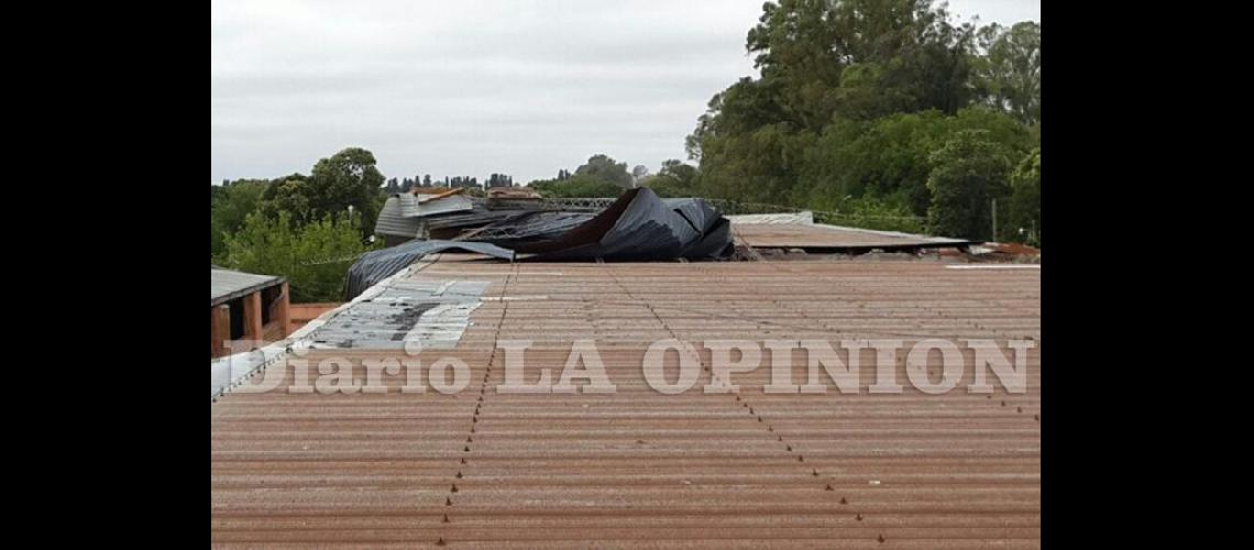  El fuerte viento causó la voladura de un sector del techo de chapa de la escuela Monseñor Scalabrini en la zona norte de la ciudad (LA OPINION)