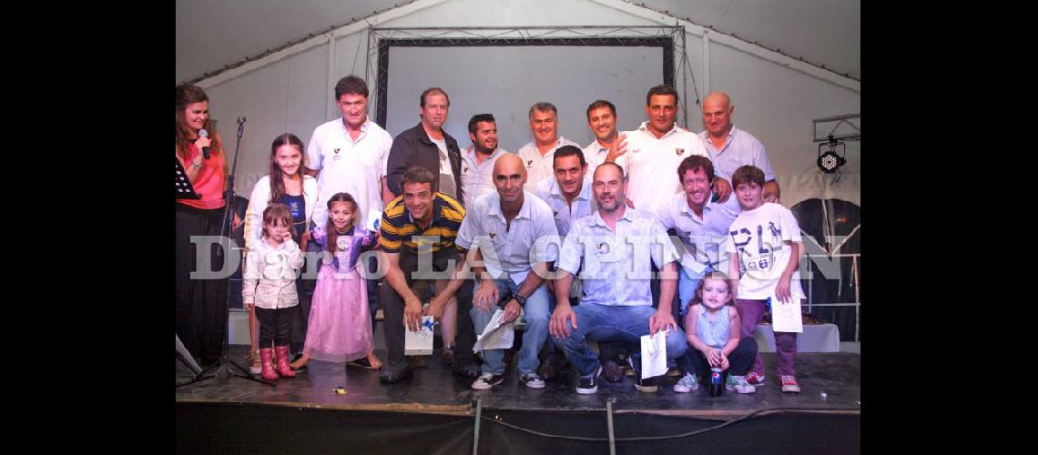  Durante la fiesta del pasado sbado se reconoció a los iniciadores del rugby en el Club Gimnasia y Esgrima  (LA OPINION) 