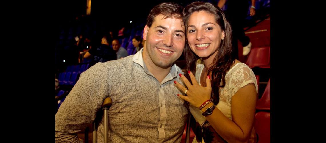  El nadador Guillermo Marro junto a su novia Cinthia que exhibe el anillo (PARADEPORTESCOM) 