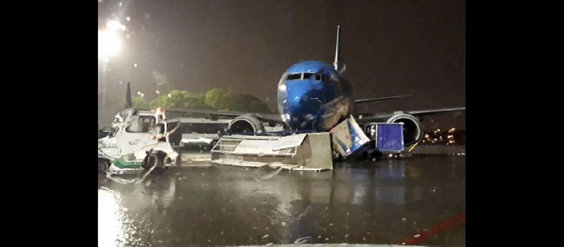  En el Aeroparque metropolitano las rfagas de viento ocasionaron daños en el fuselaje de un avión (NA)